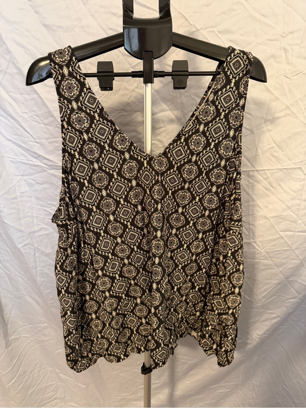 Torrid Sleeveless V-Neck Printed Tank Top - Black & White